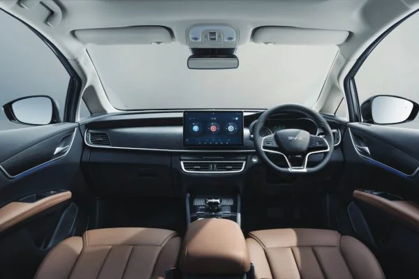BYD M6 - Slide 3